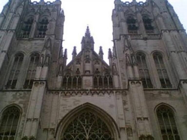 Indemnizará Iglesia católica belga a víctimas de curas pedófilos