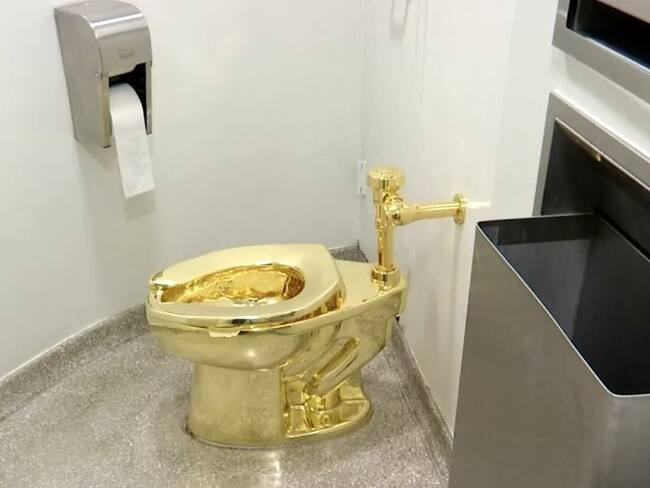 Encuentran al responsable de haber robado el ‘Inodoro de Oro’, la famosa obra de arte inglesa