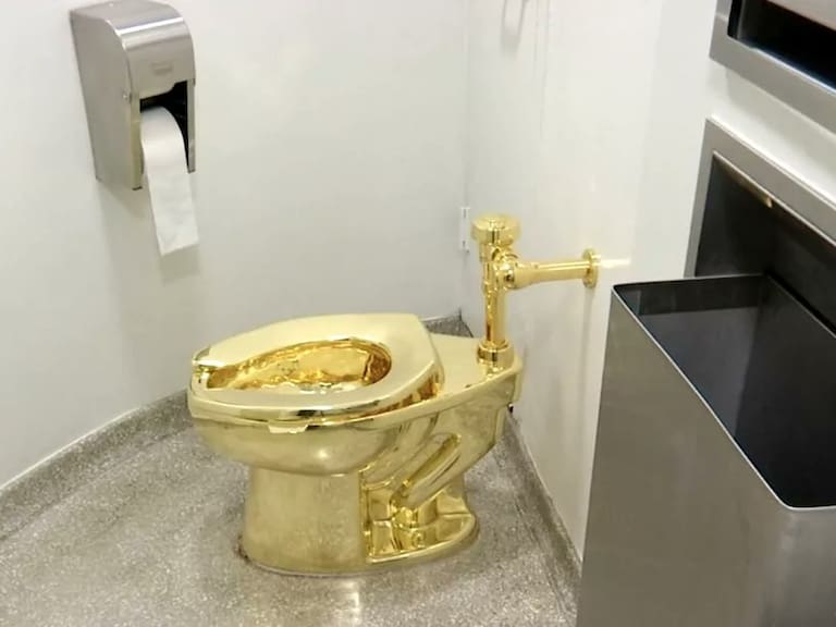 Reportan la captura de dos hombres que robaron una obra de arte llamada Inodoro de Oro