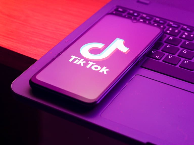 Mx - ¿Por qué una canción vieja vuelve a ser viral en TikTok años después? (Photo Illustration by Thomas Fuller/SOPA Images/LightRocket via Getty Images)