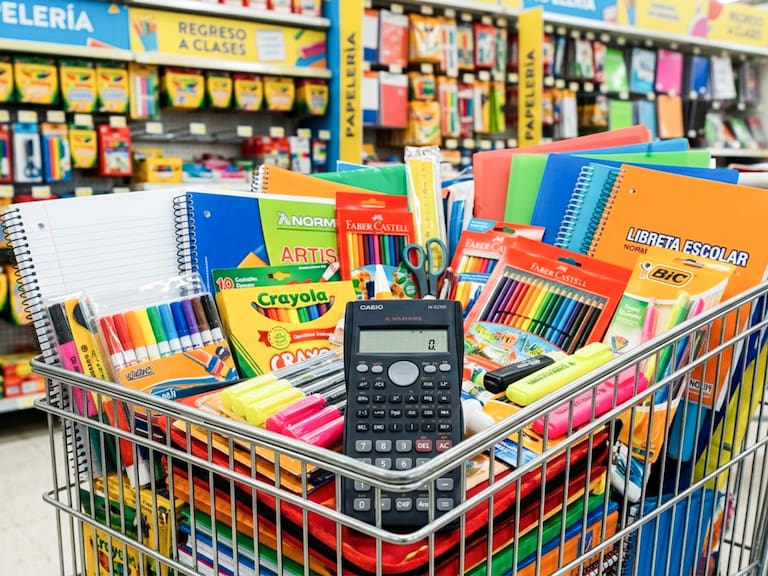 La SEP publicó la lista oficial de útiles escolares para el ciclo 2026-2027; el gasto final dependerá de la calidad de los materiales y del lugar donde se compren.