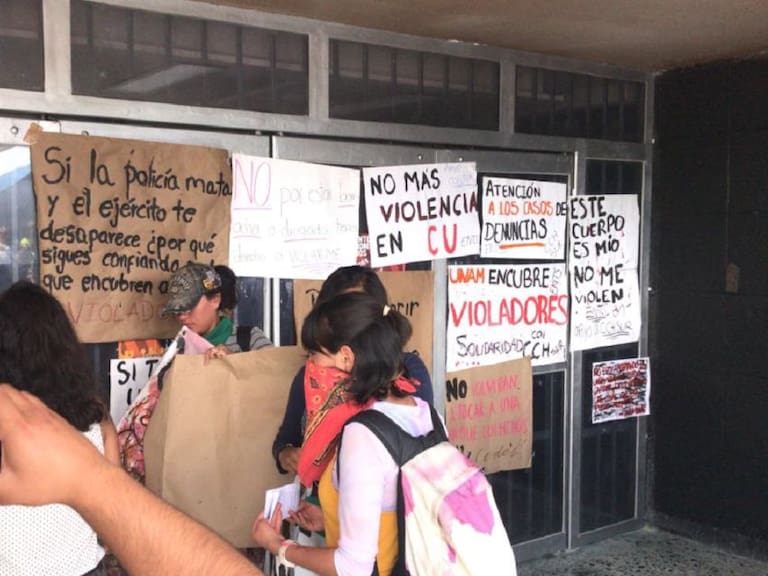 Estudiantes del CCH Sur protestan frente a Rectoría