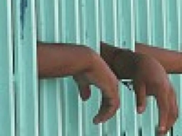 Dictan formal prisión a 11 ex agentes de migración