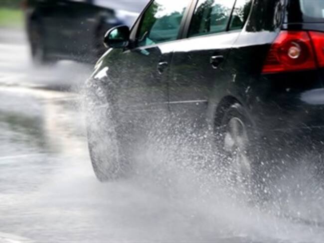 El auto y las lluvias. Hector Lozada, revista 'Automovil Panamericano'