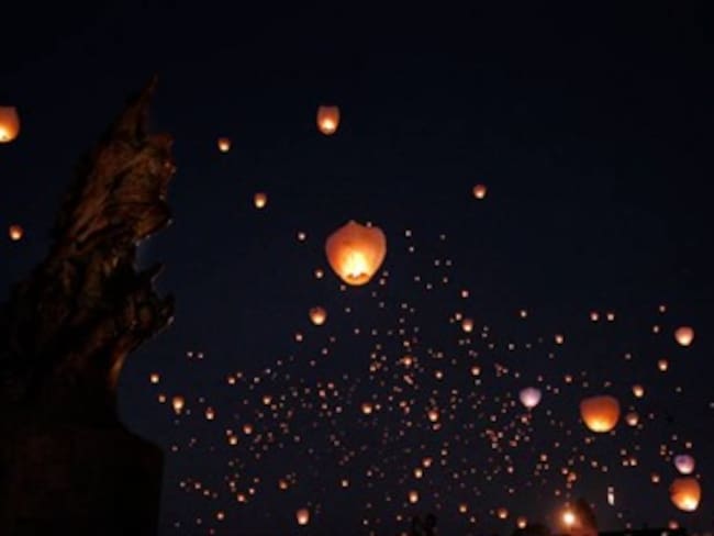 Iluminan el cielo maya con ‘mágicos’ globos de papel