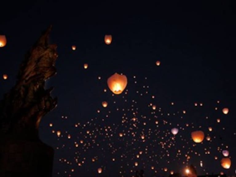 Iluminan el cielo maya con ‘mágicos’ globos de papel