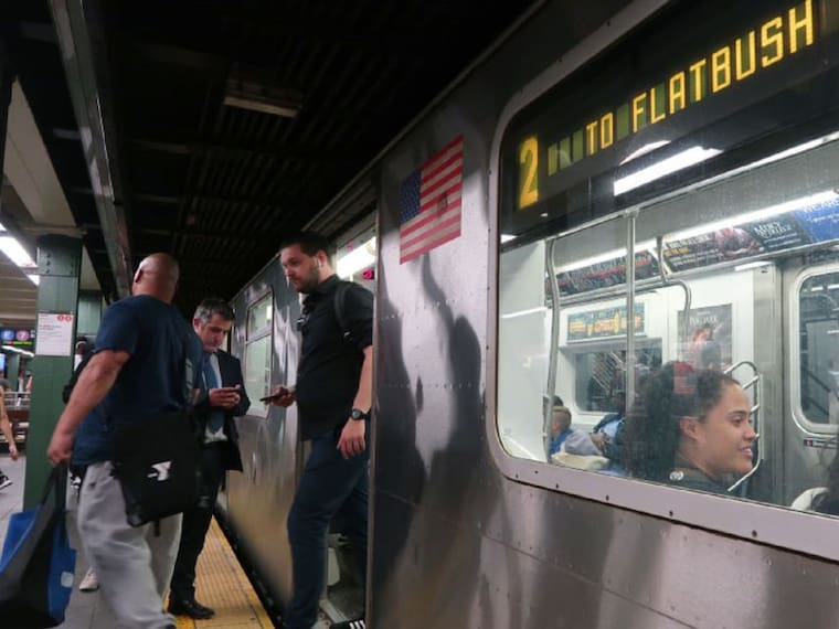 SOPITAS: Entérate porqué trabajadores del metro en  Nueva York lo inundan