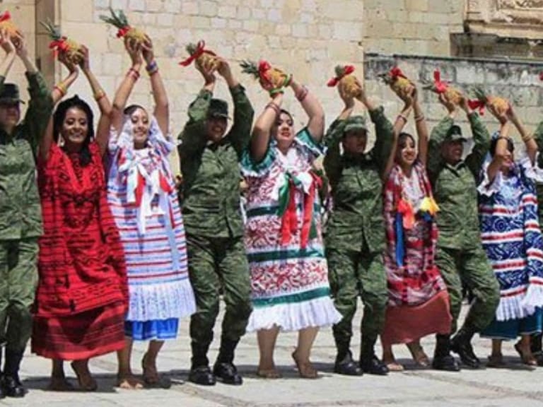 Militares dejaron sus armas para bailar en la Guelaguetza