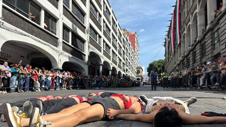 Resistencia Estudiantil de la UAEM irrumpe desfile en Cuernavaca por feminicidios