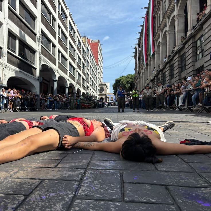 Resistencia Estudiantil de la UAEM irrumpe desfile en Cuernavaca por feminicidios