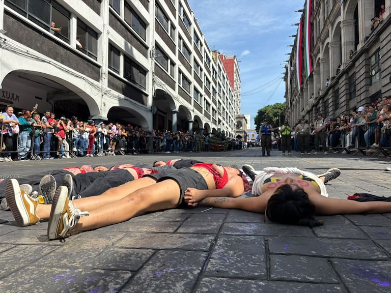 Se manifiestan en desfile militar de Cuernavaca por feminicidios