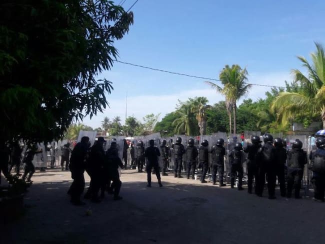 Integrantes de la CNTE se enfrentan con policías en Michoacán