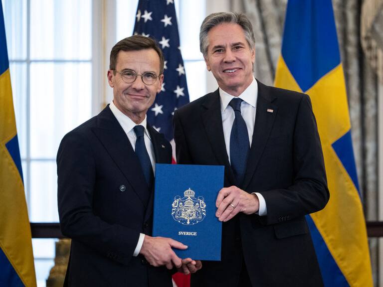 El secretario de Estado de Estados Unidos, Antony Blinken entrega el documento de ratificación de adhesión a la OTAN al primer ministro de Suecia, Ulf Kristersson