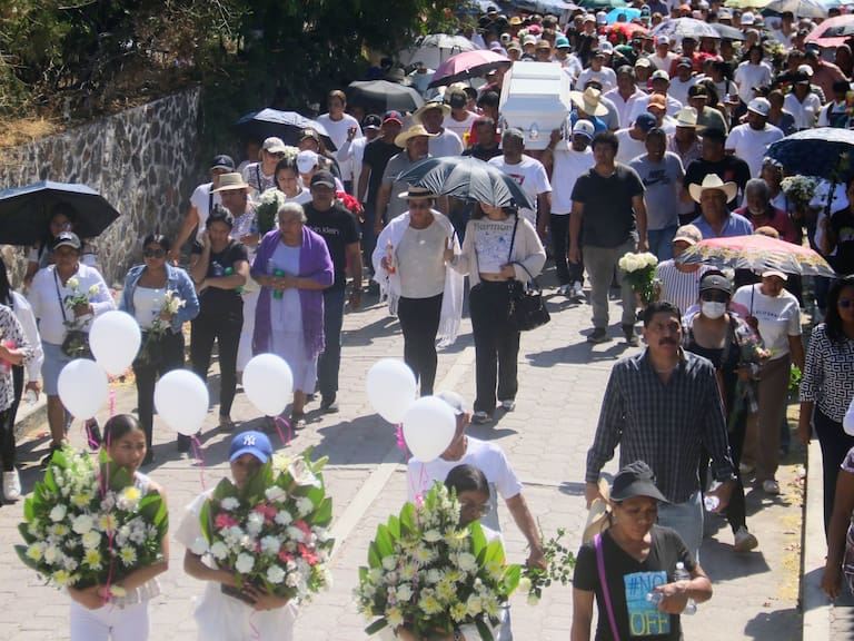 En medio de dolor y reclamos de justicia, amigos y familiares de Karol Toledo la acompañaron este sábado al panteón en Mazatepec, Morelos