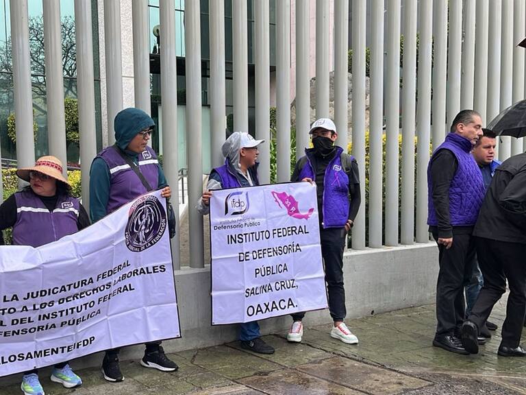 Trabajadores del Instituto Federal de Defensoría Pública, salen de nuevo a protestar, ahora en exigencia de sus prestaciones.