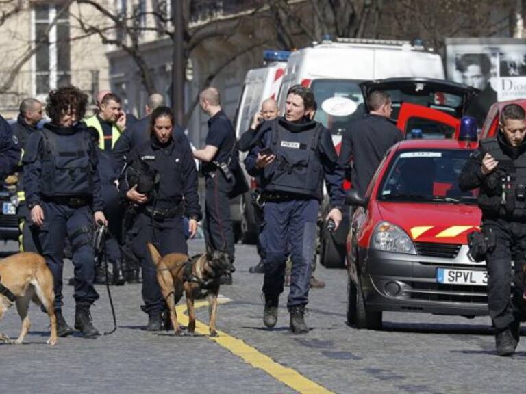 Explota carta bomba en París, hay un herido