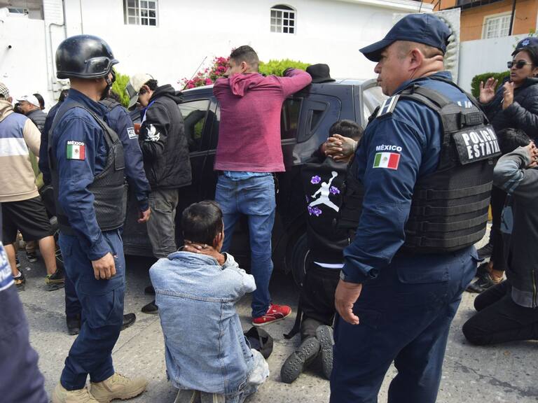 CRUZ AZUL, TULA DE ALLENDE, HIDALGO, 23SEPTIEMBRE2024.- La mañana del lunes se registró un nuevo intento de toma de la planta Cruz Azul, por parte de un grupo de personas que presuntamente viajaban a bordo de cuatro microbuses y un autobús. La toma no se concretó, pero a lo largo del día se han registrado confrontaciones entre los dos grupos, decenas de detenciones y detonaciones de armas. Escuelas de la zona directa suspendieron actividades. FOTOS: FRANCISCO VILLEDA/CUARTOSCURO.COM