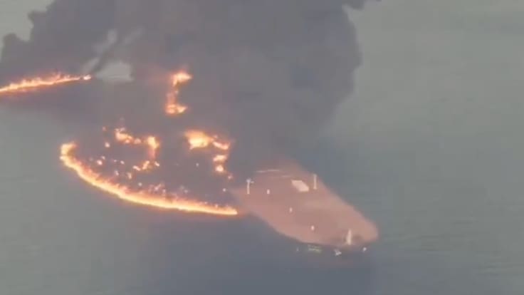 ¿Mina naval o proyectil?: esto se sabe del incendio de un superpetrolero en el Estrecho de Ormuz