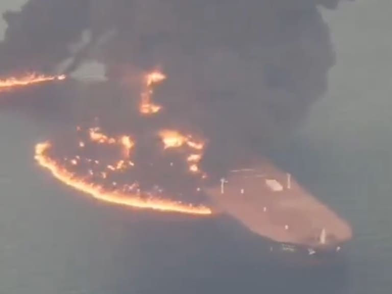 Irán acusa a un petrolero de ignorar restricciones antes de incendiarse en el estrecho de Ormuz. FB