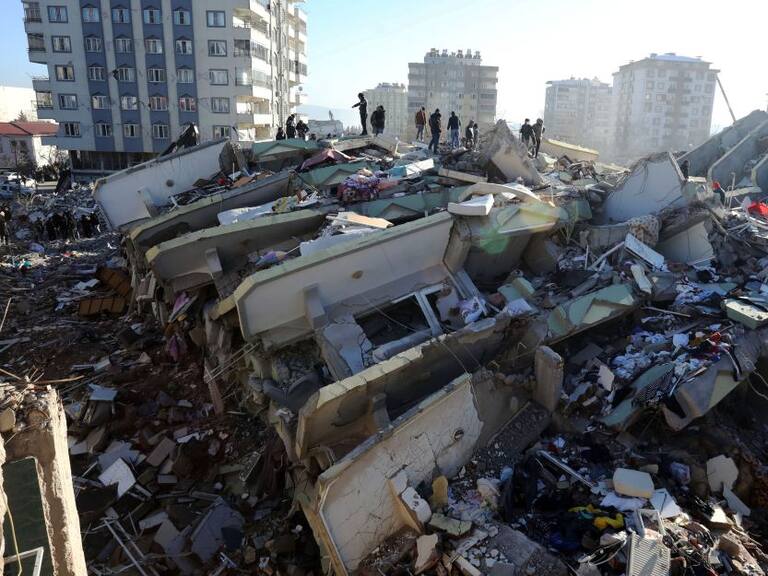 Van más de 20 mil muertos por terremoto en Turquía y Siria