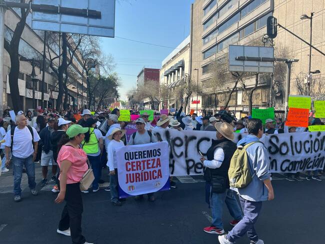 Locatarios de mercados realizan megamarcha en la CDMX