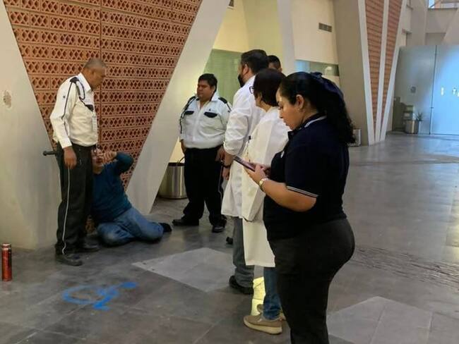 Guardias de Seguridad del IMSS Colima, golpean a paciente por exigir la entrega de sus medicamentos