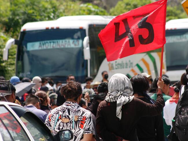 Normalistas provocan disturbios en instalaciones militares de Iguala, Guerrero
