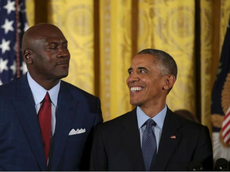 Barack Obama hace llorar a la leyenda del basquetbol Michael Jordan