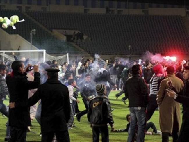 Declaran tres días de luto en Egipto tras tragedia en cancha de futbol