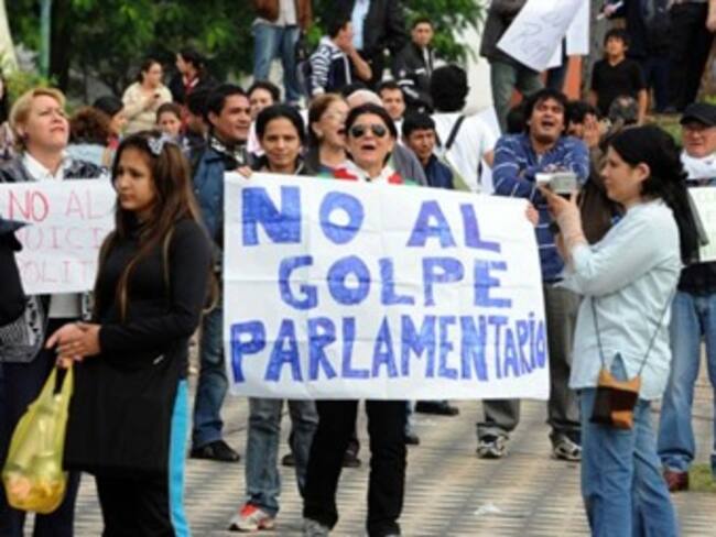 Protestan miles en Congreso de Paraguay por destitución de Lugo
