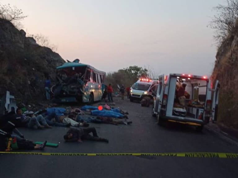 Choque de un camión de pasajeros deja 14 muertos y 20 heridos