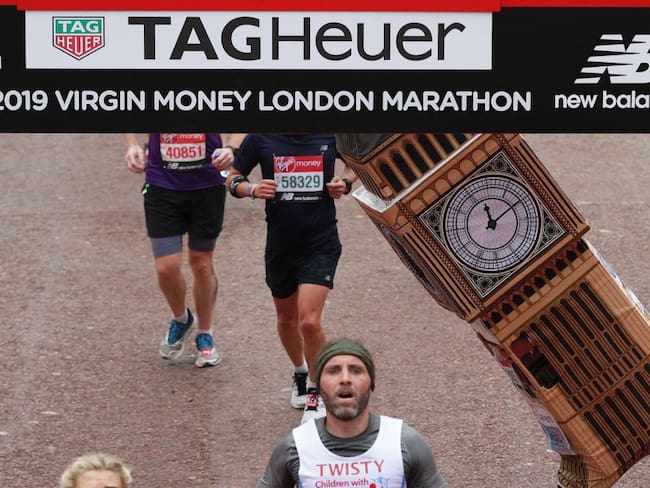 Maratonista se disfraza de Big Ben y no pudo cruzar la meta