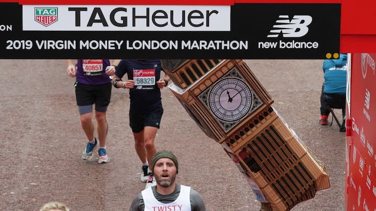 Maratonista se disfraza de Big Ben y no pudo cruzar la meta