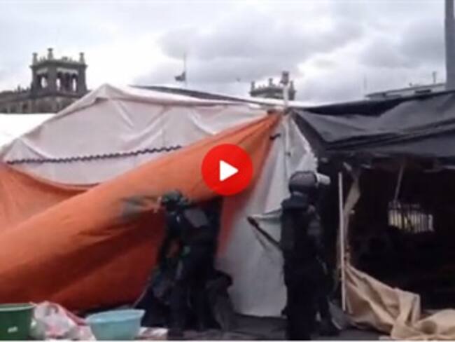 Quitan policías carpas del CNTE del Zócalo