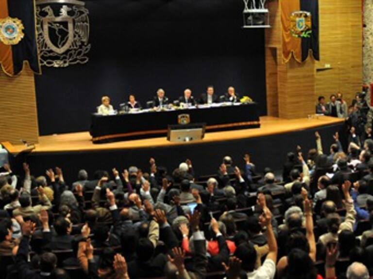 Guarda Consejo Universitario de la UNAM minuto de silencio por normalistas desaparecidos