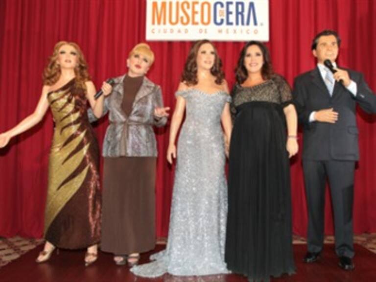 Develan Angélica María y Angélica Vale réplicas de sus figuras en cera