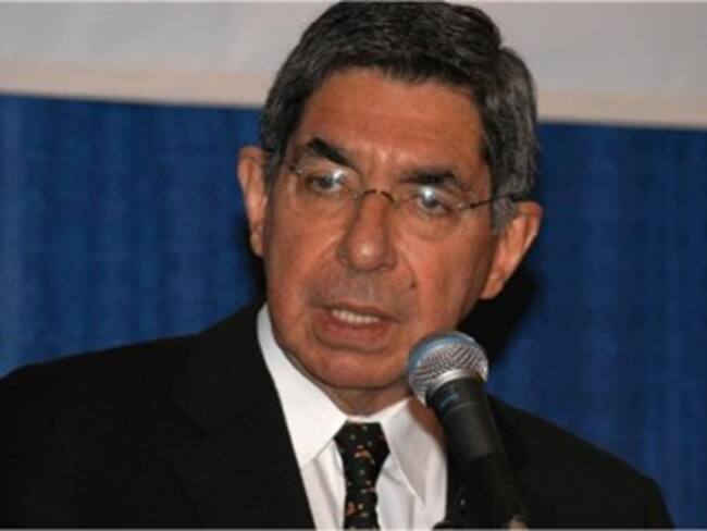 Arias propone restitución de Zelaya, amnistía y adelanto de elecciones