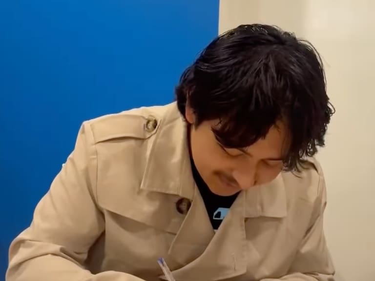 Macario Martínez, el joven de 23 años que trabajaba como barrendero en la Ciudad de México, firmó con Sony Music.