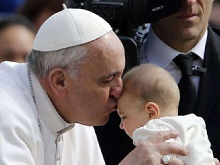Papa Francisco pide frenar la violencia contra los niños
