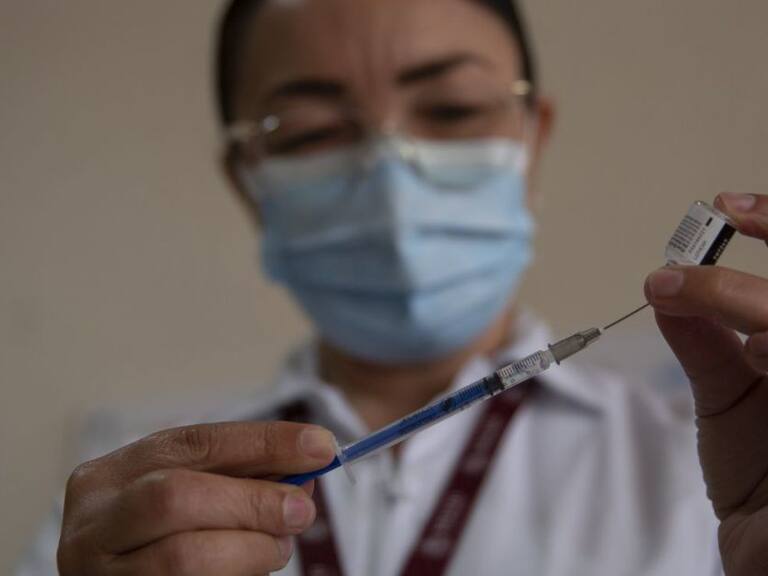 CDMX iniciará vacunación de maestros y embarazadas la próxima semana