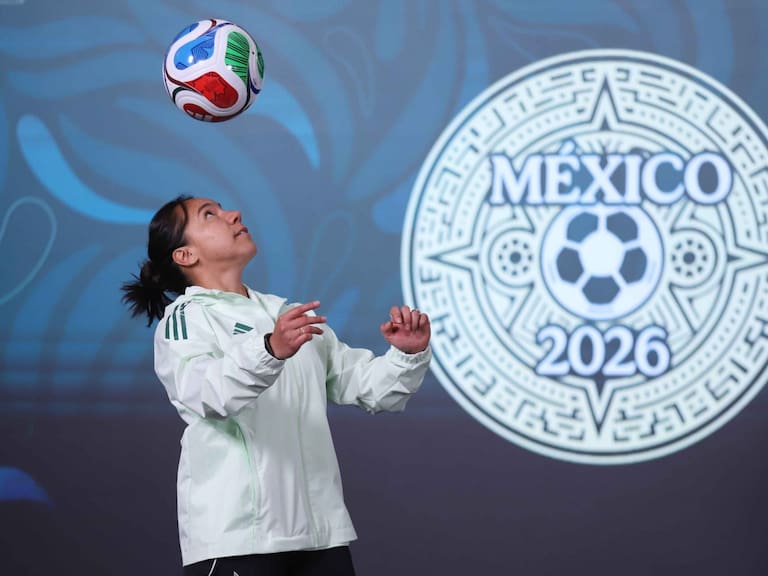 Charlyn Corral realizó unas jugadas con el balón durante la conferencia
