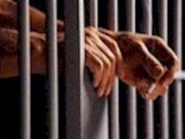 Escapan homicidas de Arkansas vestidos como carceleros