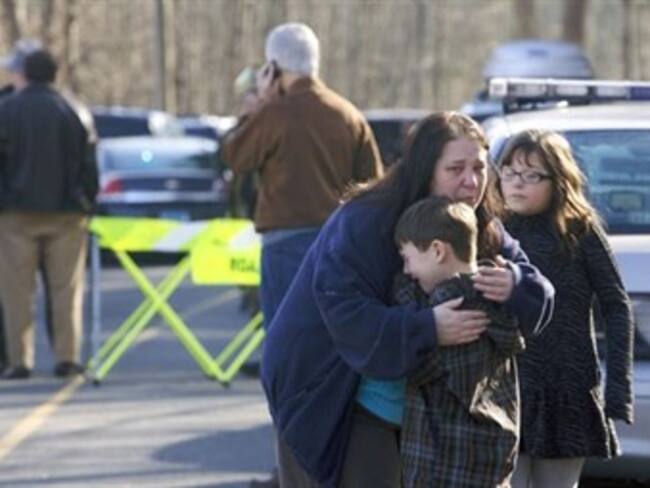 Confirma policía 27 muertos, entre ellos 20 niños en Connecticut