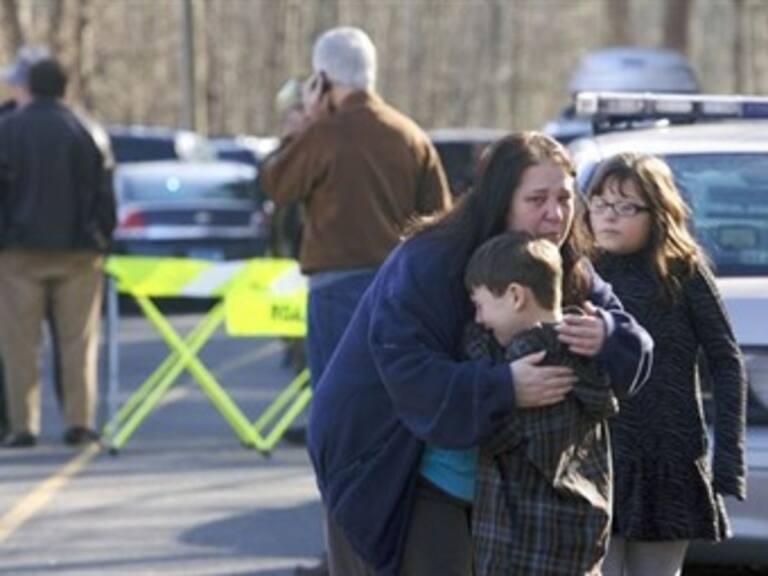 Confirma policía 27 muertos, entre ellos 20 niños en Connecticut