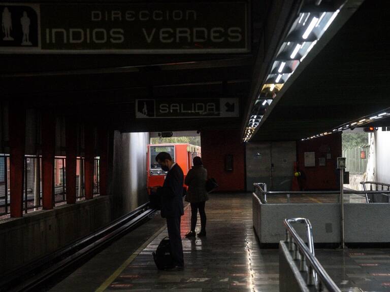 Policías localizan a menor de edad en metro Indios Verdes y lo ayudan a regresar a casa.
