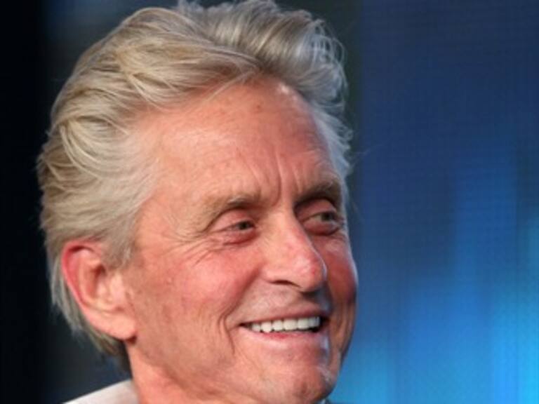 Niegan que Michael Douglas atribuyera al sexo oral causa de su cáncer