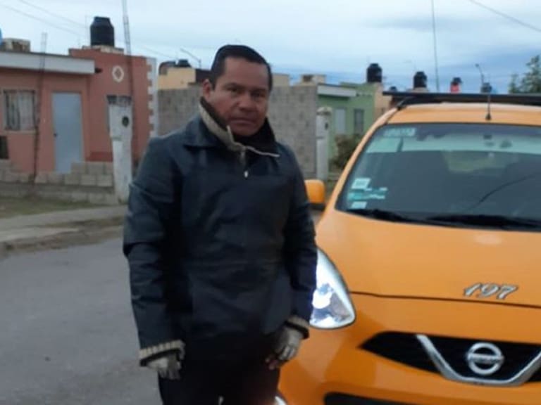 Taxista honrado; conductor de taxi devuelve cartera con 12 mil pesos