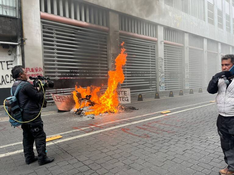 Manifestantes de la CETEG vandalizan e incendian instalaciones del SNTE