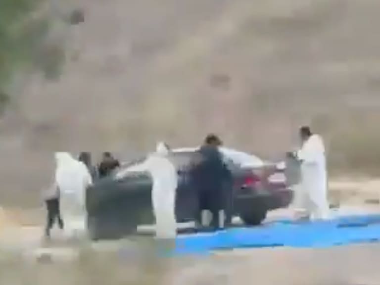 Elementos de la Guardia Nacional realizaban un recorrido de vigilancia en la autopista Cuacnopalan-Oaxaca, en los límites entre Puebla y Oaxaca, cuando descubrieron un vehículo abandonado. A pocos metros, encontraron una lona que cubría los restos humanos.