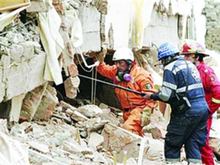 Localizan a un hombre con vida entre escombros en Haití